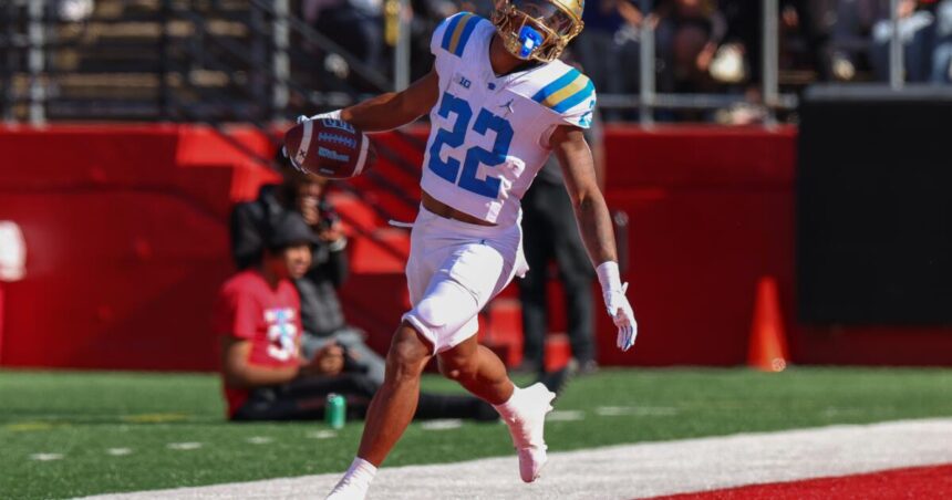 How a surprising corps of receivers helped UCLA's Ethan Garbers thrive