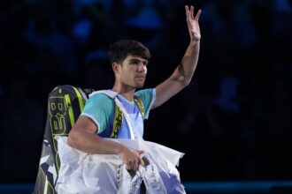 Carlos Alcaraz struggles with stomach issue in loss at ATP Finals