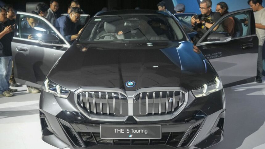 BMW: German car maker's profits tumble as sales plunge in China