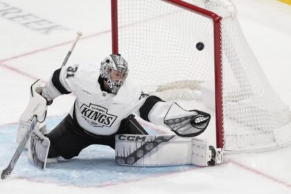 Sharks score six unanswered goals in rout of Kings