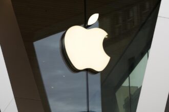 Labor board accuses Apple of suppressing employee discussions