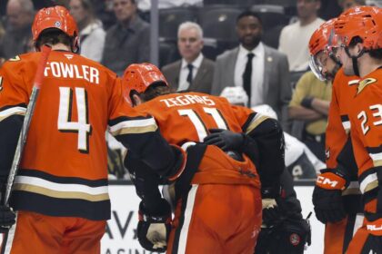 Trevor Zegras sustains noncontact injury in Ducks' loss to Golden Knights