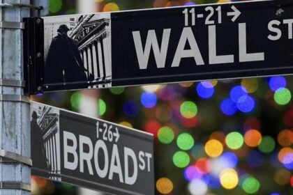 Wall Street indexes lose ground as market closes another record-breaking year